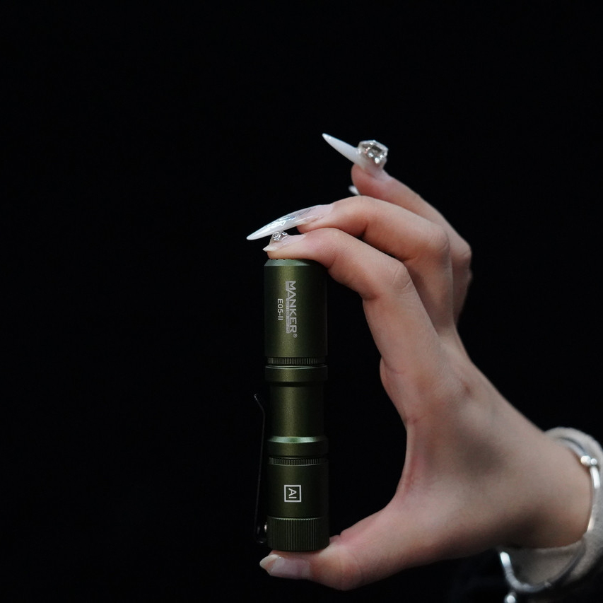 漫客 E05 II 1300流明迷你EDC手电 军绿色