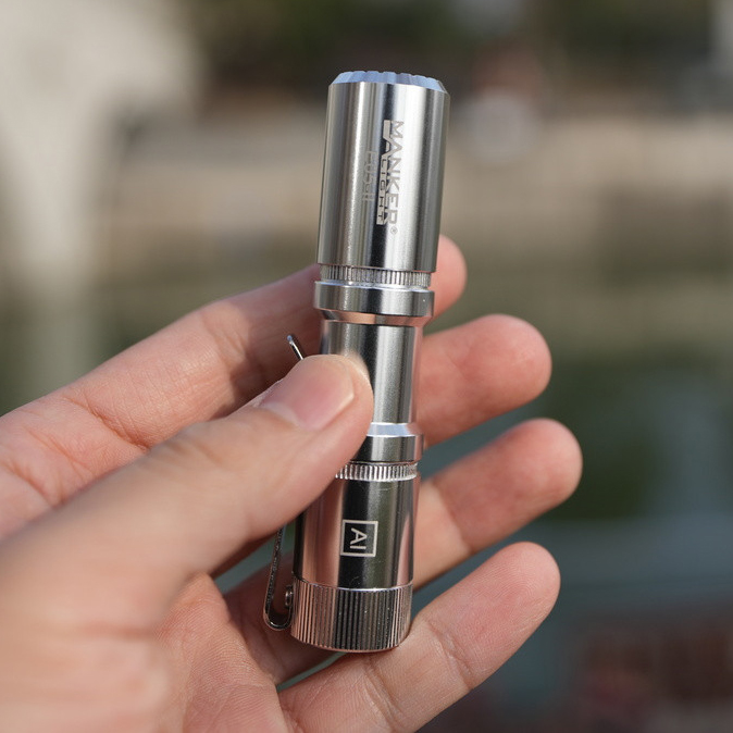 漫客 E05 II 1300流明迷你EDC手电 银色