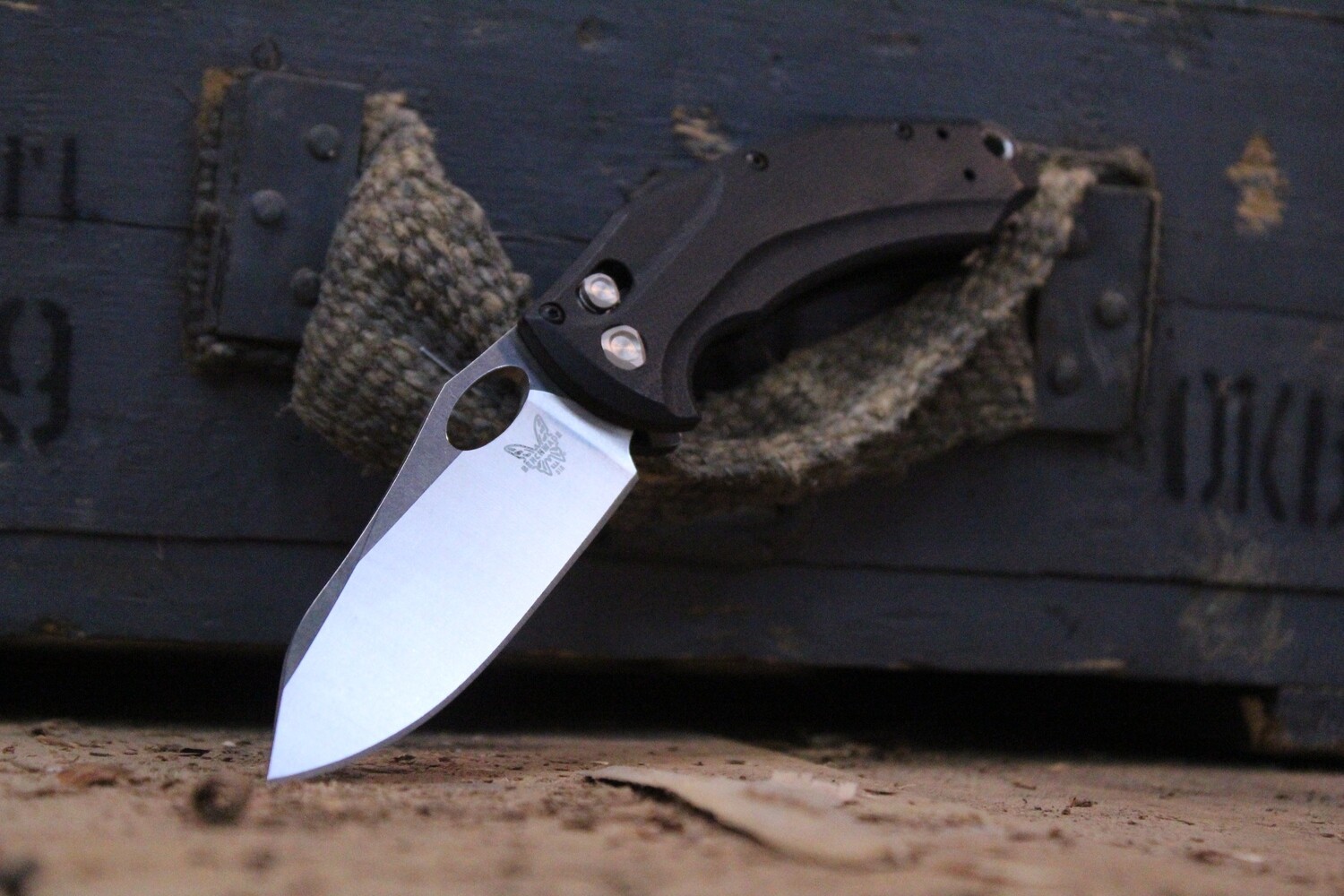 818