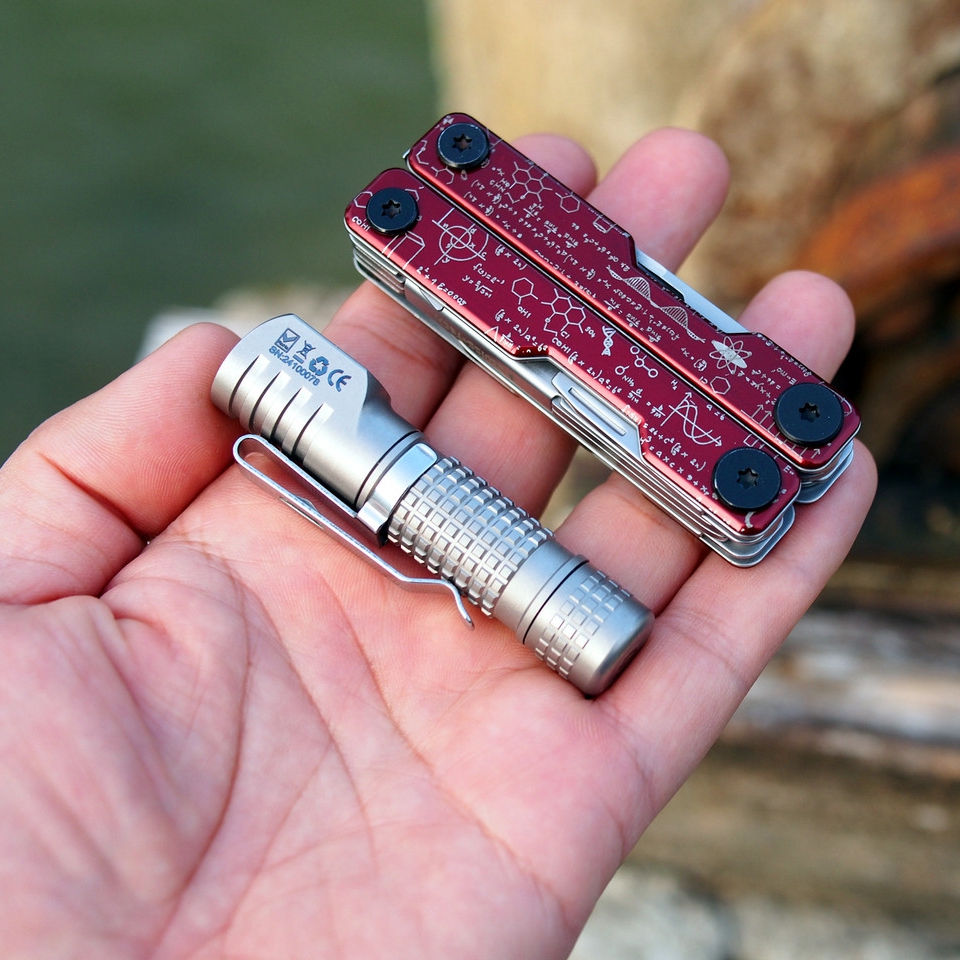Mankerlight E02 III 漫客钛合金版本拐角强光小手电筒 368