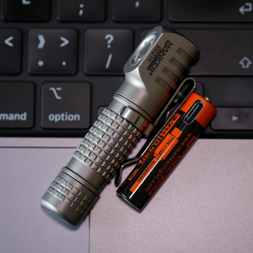 Mankerlight E02 III 漫客钛合金版本拐角强光小手电筒 368