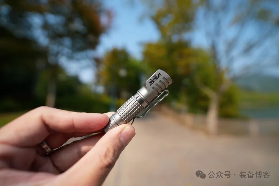 Mankerlight E02 III Ti - 钛金属日常携带手电筒